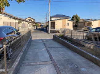 【駐車場】 | 君津市中野　中古戸建　君津駅　道路までのアプローチがありますので、お子様が急に走りだしても道路まで飛び出しづらいので安心です。