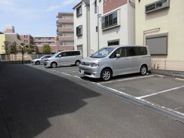 シャルマン向ケ丘の駐車場