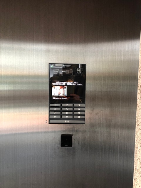 プライマル上野・稲荷町のエントランス|防犯モニター付きタッチキーのオートロックセキュリティ