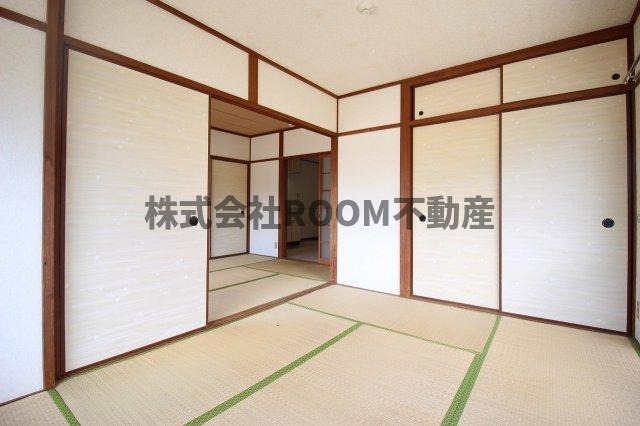 祝吉コーポレーションの寝室|広くて明るい寝室