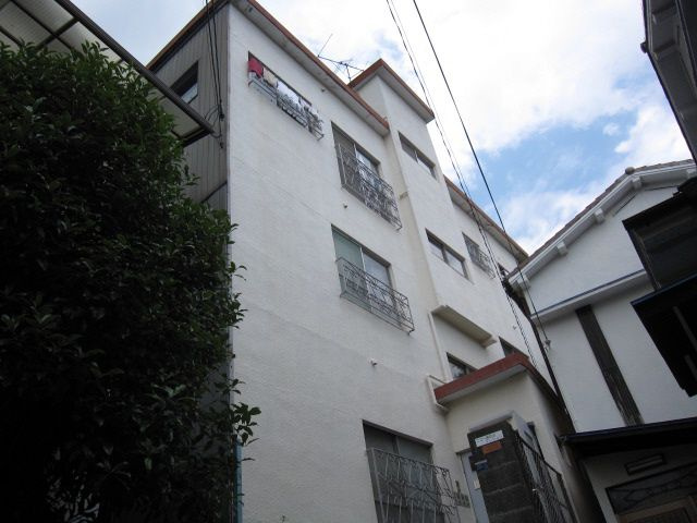 ニュー諏訪山マンションの外観