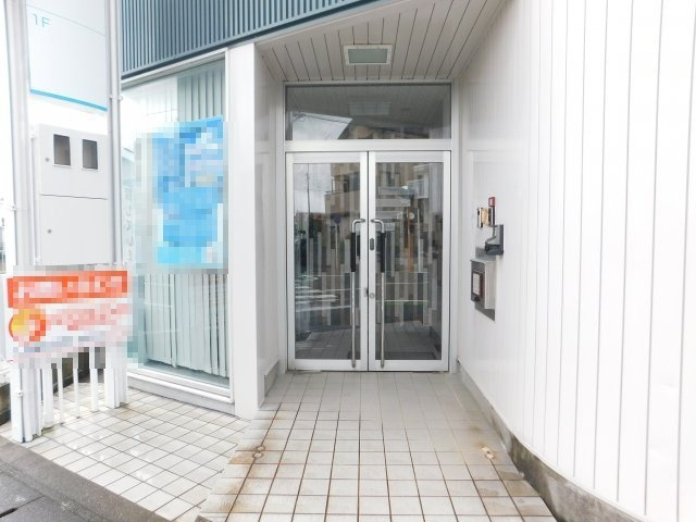 白羽ビルのエントランス