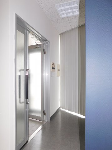 白羽ビルの玄関