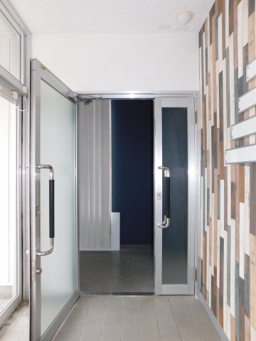 白羽ビルの玄関