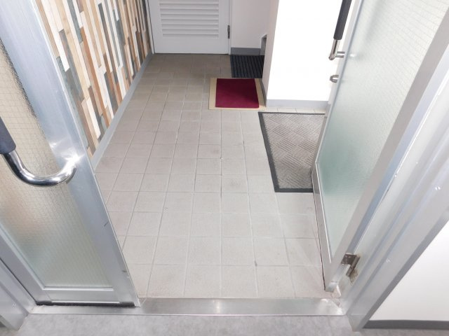 白羽ビルの玄関