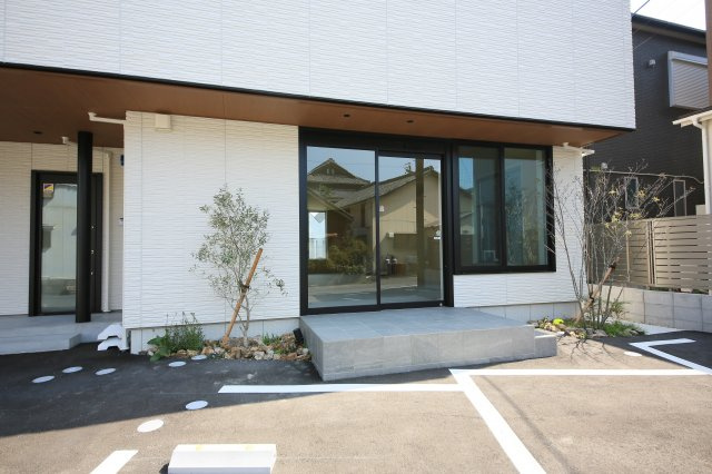 常滑市原松町3丁目貸店舗の庭