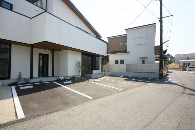 常滑市原松町3丁目貸店舗の駐車場