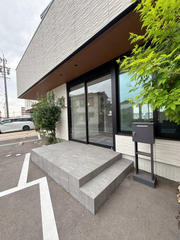 常滑市原松町3丁目貸店舗のエントランス