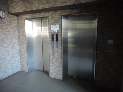 【その他共用部分】 | サウススクエア１００横浜弘明寺 | お買い物時やベビーカーの出し入れに便利なエレベーター付
混雑時にも便利なエレベーター2基付です。