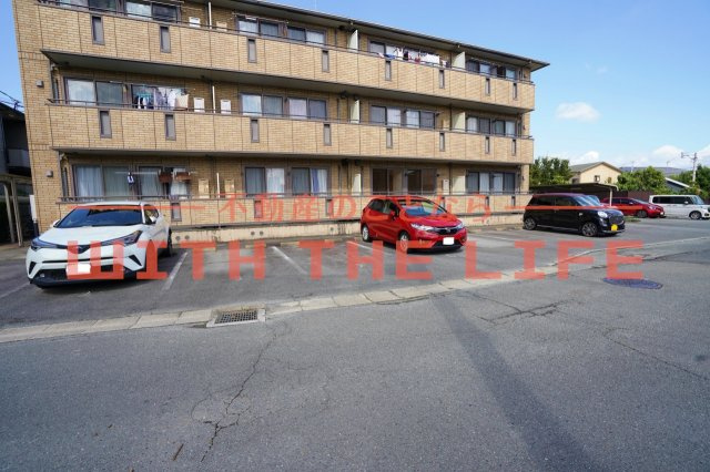 ハウスフリーデⅢ【10,000円キャッシュバック対象物件】の駐車場|駐車場があるので、車を買う予定の方も安心です