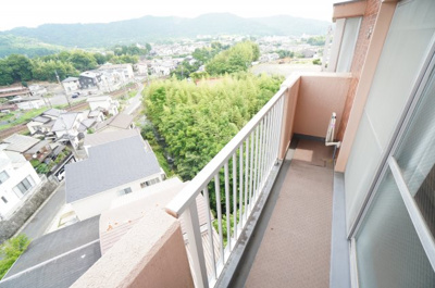 【展望】 | エメラルドマンション八本松（リノベ済） | 【サブバルコニー】
リビングに面するサブバルコニー。
前面の建物が邪魔することなくよく陽が当たり、お洗濯物もすぐ乾きそう！
この位の広さがあると、エアコン室外機を置いても十分なスペースを保てます。