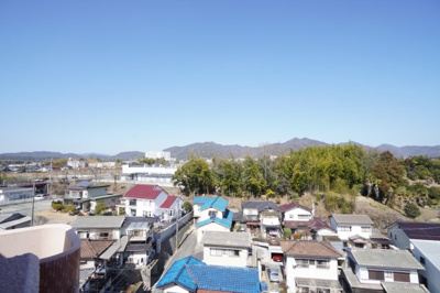 【展望】 | エメラルドマンション八本松（リノベ済） | 【四季を感じる】
四季の移ろい・爽やかな青空や風を感じられ
自然を愉しめるパノラマビュー。
毎日の暮らしに余裕を感じさせてくれる、
遮る物の無い開放的な眺望を是非、ご堪能ください。