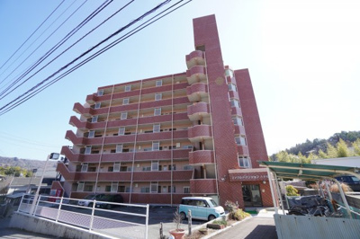 【外観】 | エメラルドマンション八本松（リノベ済） | 【耐震性】
耐震性の高さを判断するポイントは、
建築確認申請日が1981年6月1日以降の
新耐震基準に適合しているかどうか。
震度６程度の大地震でも
建物が崩壊しないレベルが基準になりました。