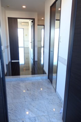 ロイヤルパークス若葉台の玄関