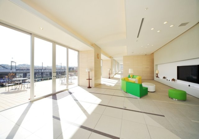 ロイヤルパークス若葉台のロビー