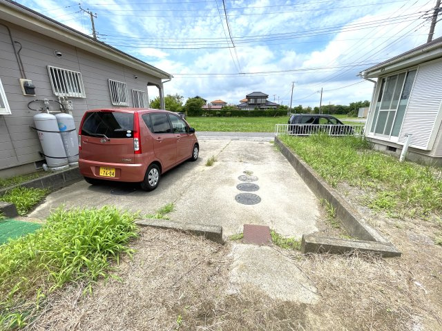 白子町五井貸家の駐車場|右側縦列