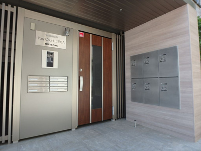 【外観】 | キーコート上野毛　A棟 | オートロックエントランス、各お部屋ごとの専用宅配ボックス完備