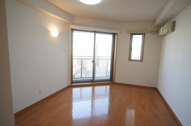 【居間・リビング】 | サンシャルム万代 | 南向きの明るいお部屋