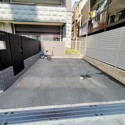 プレサンスロジェ関目の駐車場