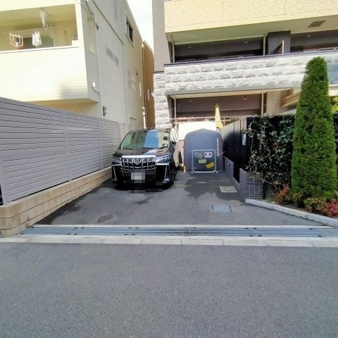 プレサンスロジェ関目の駐車場