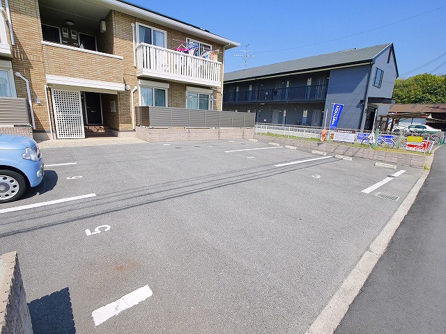 ヴィラ ウェストの駐車場|カースペースがあります