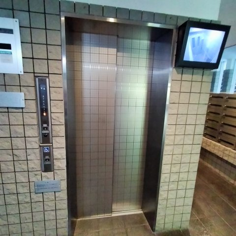 ファミール今里のその他共用部分|エレベーターにはモニターがついており、安心ですね♪