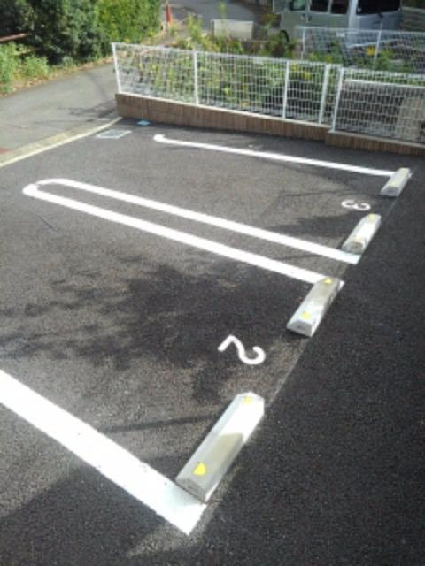 シャイライツHKの駐車場