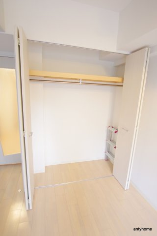 SERENiTE江坂四番館　仲介手数料無料の収納