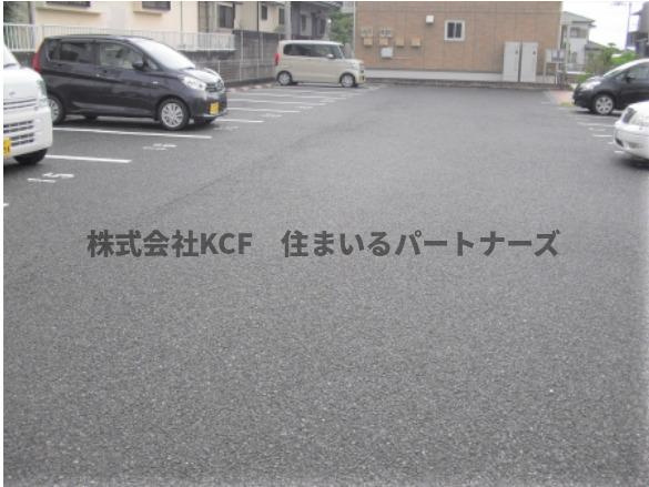 ウィズテリア A棟の駐車場|駐車場があるので、車を買う予定の方も安心です