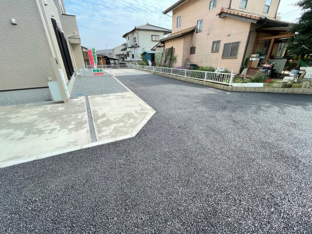 藤岡市藤岡21-1期（全2棟）1号棟の前面道路含む現地写真