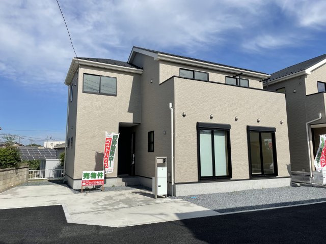 藤岡市藤岡21-1期（全2棟）1号棟の外観|ナチュラルで飽きの来ないデザインは流行に左右されない家の形です。外構も綺麗に仕上がっています(^▽^)/