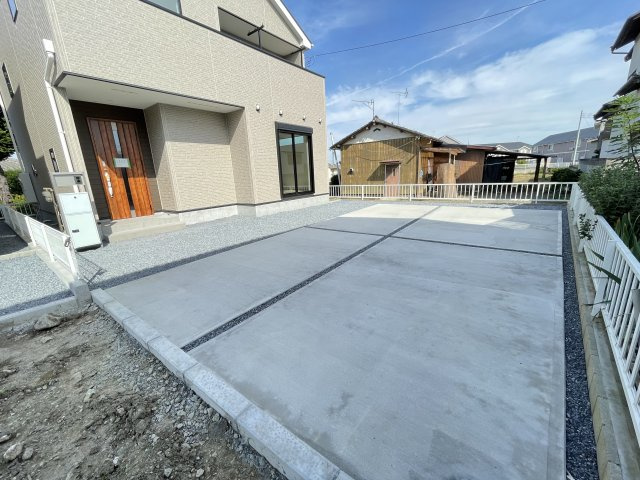 藤岡市藤岡21-1期（全2棟）2号棟の駐車場|駐車場があるので、車を買う予定の方も安心です