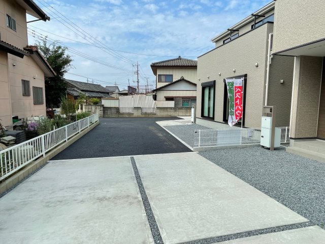 藤岡市藤岡21-1期（全2棟）2号棟の前面道路含む現地写真