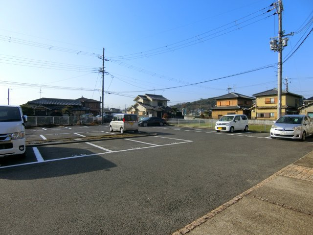 ラフィネアルブルの駐車場