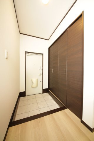 シャルム青山の玄関