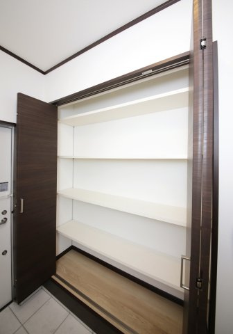 シャルム青山の玄関