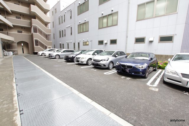 レフィーナカルム江坂　仲介手数料無料の駐車場