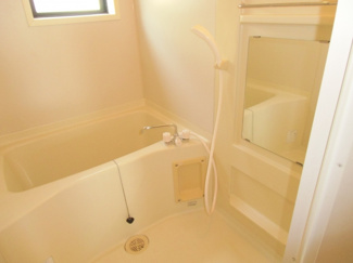 【浴室】 | リスペクトＢ棟 | 窓があり明るくて換気もラクラクの浴室