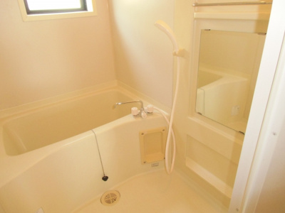 【浴室】 | リスペクトＢ棟 | 窓があり明るくて換気もラクラクの浴室