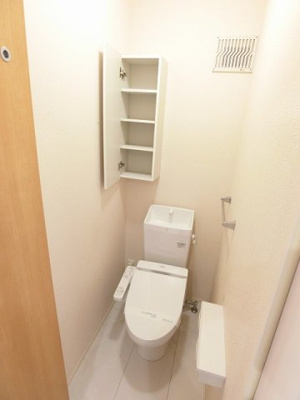 【トイレ】 | デスモスペース | トイレは温水洗浄便座付き♪人気のバストイレ別です♪小物を置ける便利な棚やタオルハンガーも付いています♪