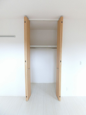【収納】 | デスモスペース | 洋室6.1帖のお部屋にあるクローゼットです♪お洋服もしわにならず、キレイに収納できます☆