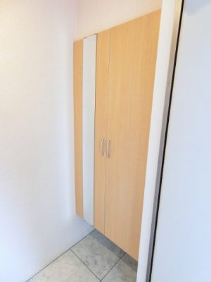 【玄関】 | デスモスペース | 玄関には全身ミラー付きでお出かけの時の身だしなみ確認もばっちり！