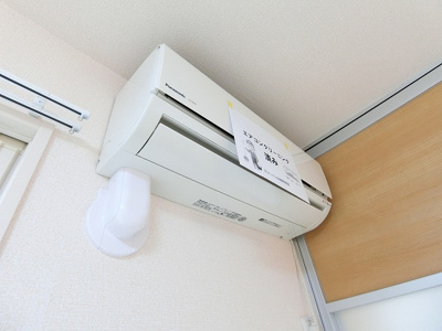【設備】 | デスモスペース | リビングダイニングキッチンには暑い夏や寒い冬に大活躍のエアコン付きです☆冷暖房完備で1年中快適に過ごせます♪