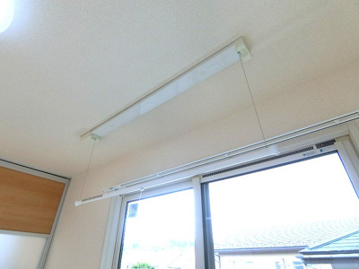 【設備】 | デスモスペース | 洋室6.1帖のお部屋にある室内物干しです！雨の日やお出掛け時の室内干しにとても便利☆花粉や梅雨の時期に重宝しますね♪