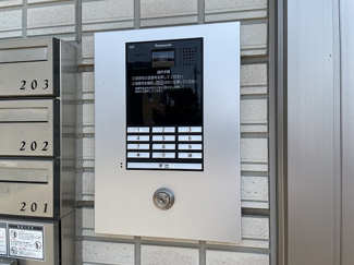 【エントランス】 | 防犯対策に有効なオートロック付きのエントランスです！再配達の手間が省ける便利な宅配ボックスも完備しています☆
