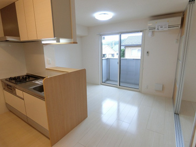 【居間・リビング】 | デスモスペース | 南西向きリビングダイニングキッチン10帖☆バルコニーに繋がるお部屋です！エアコン付きで1年中快適に過ごせますね☆