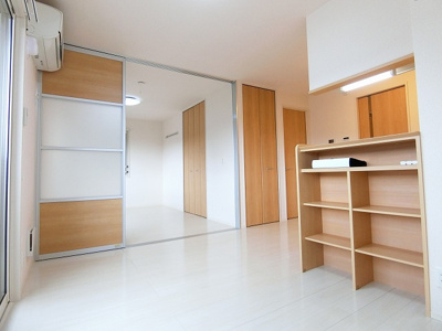 【居間・リビング】 | デスモスペース | 南西向きリビングダイニングキッチン10帖☆女性に人気なカウンターキッチンです！カウンター部分には小物を置ける棚がついています！インテリアを飾って楽しむことも♪