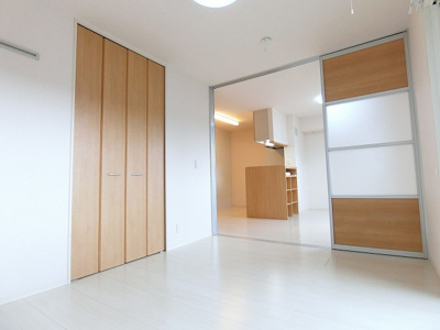 【寝室】 | デスモスペース | 南西向き洋室6.1帖☆クローゼットがあります♪お洋服の多い方もお部屋が片付いて快適に過ごせますね♪