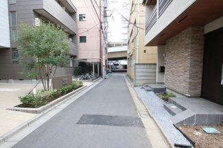 【周辺】 | モナーク根岸　物件前　片道車線の通りで比較的静かな環境です