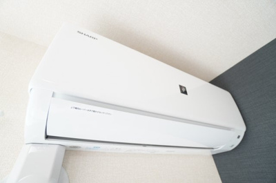 【設備】 | リビングタウン春日 | エアコン２台完備！※同物件・反転タイプの写真です。